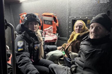 На Сумщині літня пара покинула прикордонну зону, рятуючись від російських обстрілів