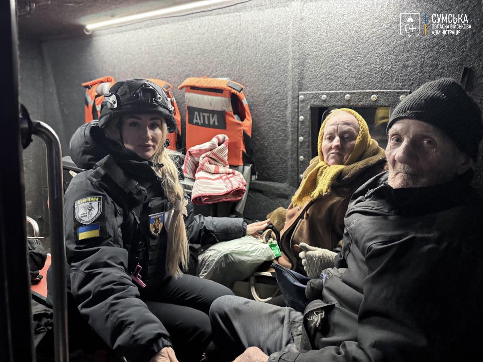 На Сумщині літня пара покинула прикордонну зону, рятуючись від російських обстрілів