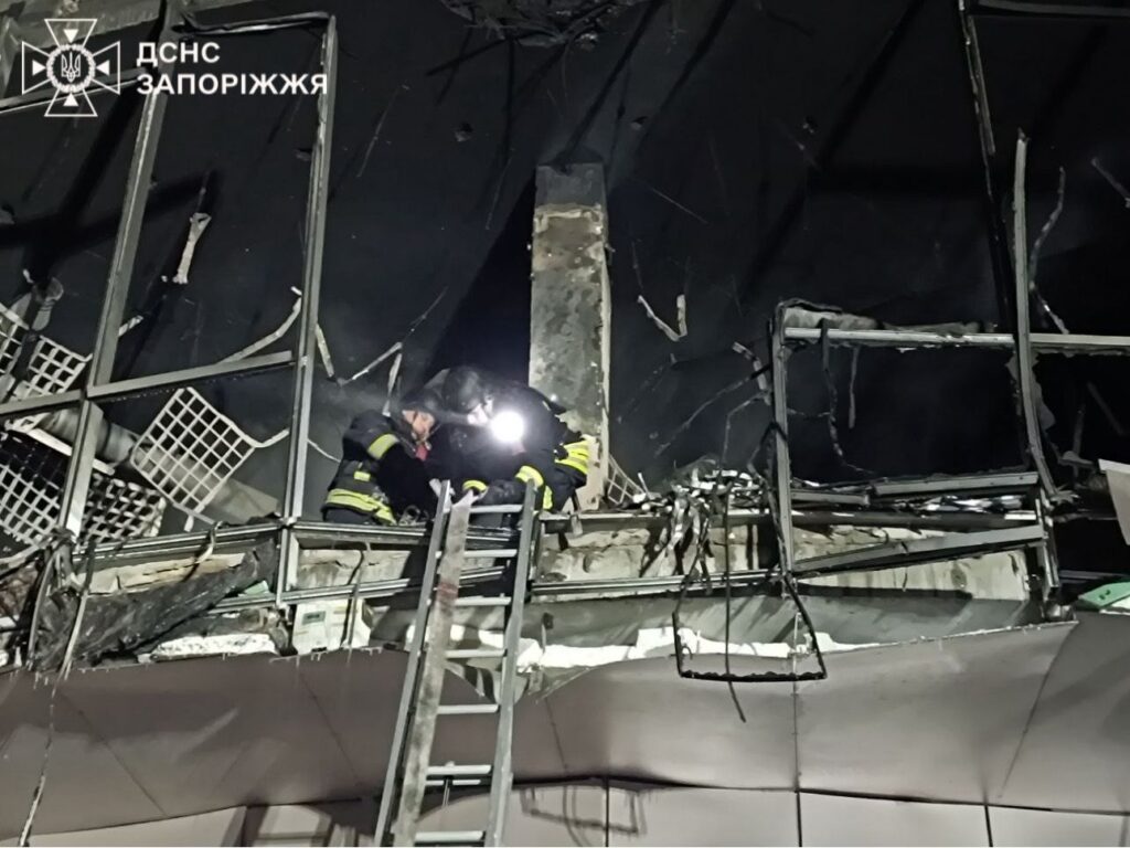 У Запоріжжі внаслідок атаки дронів пошкоджено житлові будинки та торговельний центр: фото