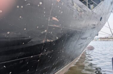 Російські війська атакували причал Чорноморського порту, де знаходилося цивільне судно