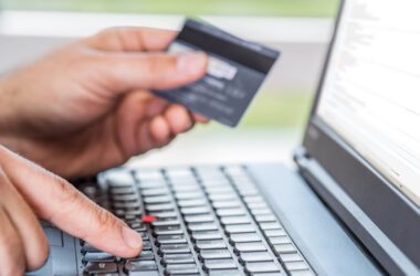 Нова схема онлайн-шахрайства несе загрозу для ТОТ: аферисти блокують банківські картки й вимагають гроші