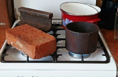 Цеглина, рейка та шматок труби. Жителі Алчевська показали, як гріються