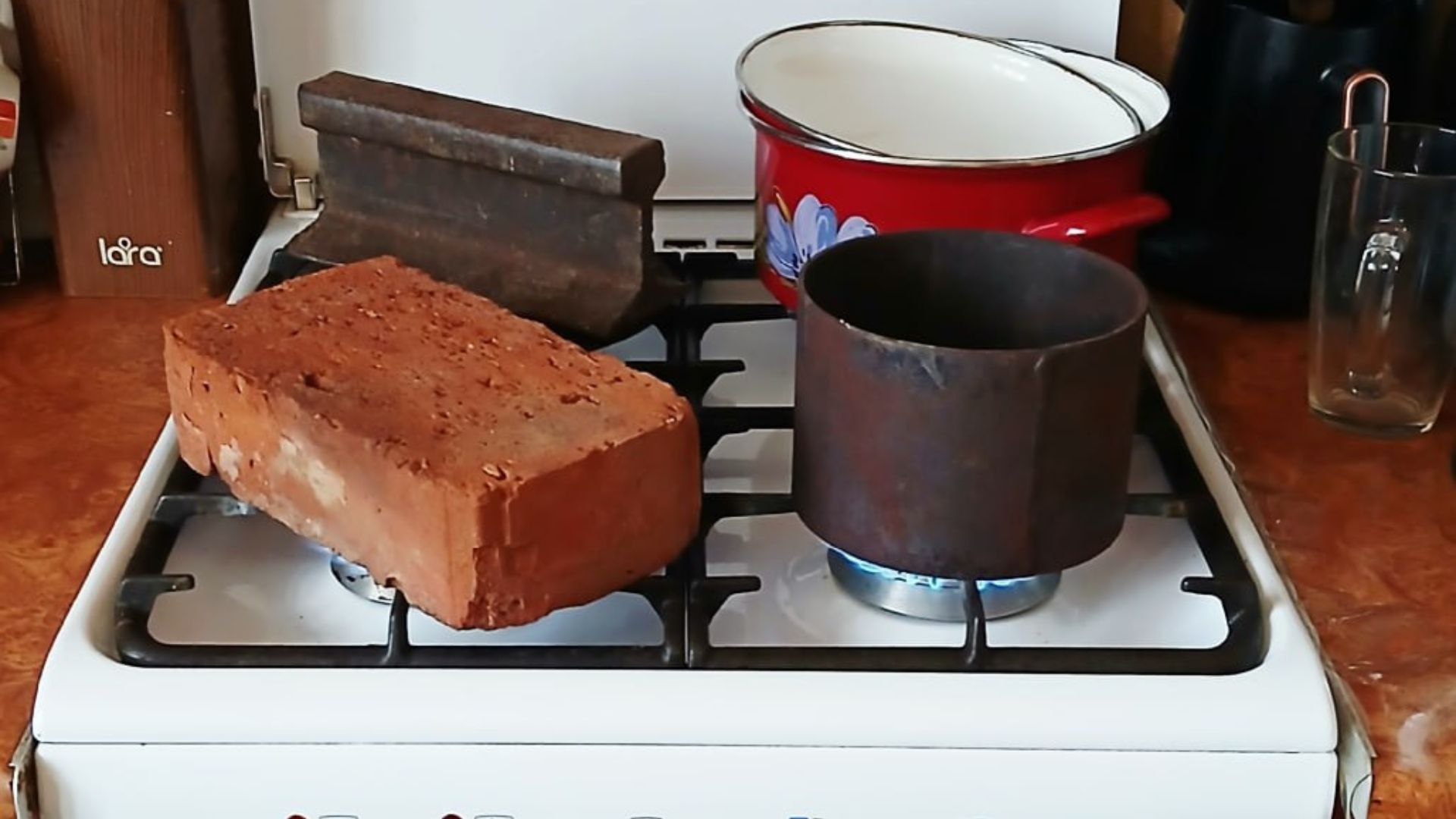 Цеглина, рейка та шматок труби. Жителі Алчевська показали, як гріються