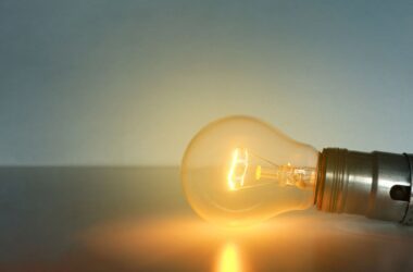 Частина Луганська залишилася без світла через різке падіння напруги в електромережі