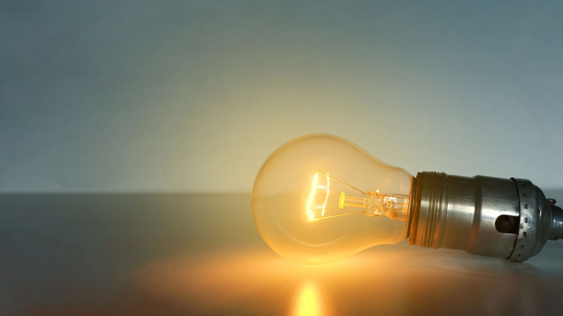 Частина Луганська залишилася без світла через різке падіння напруги в електромережі