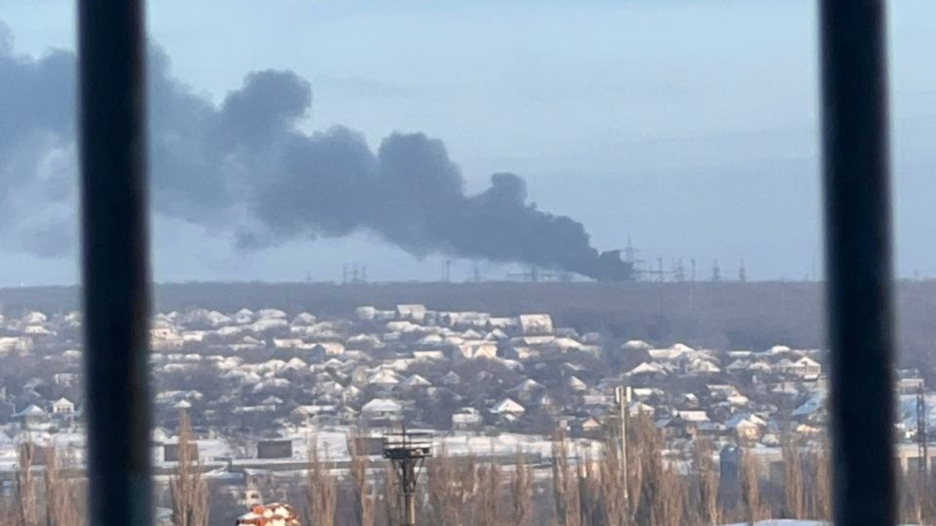 В окупованому Луганську горить електропідстанція в Камʼянобродському районі