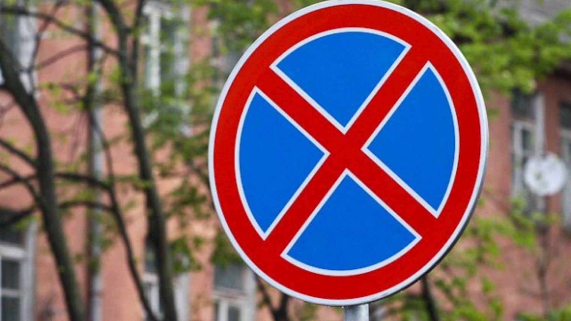 Окупаційна адміністрація Луганська боїться: біля адмінбудівлі забороняють зупинку авто