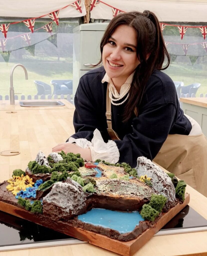 Дівчина з Донбасу стала першою українкою на британському кулінарному шоу та отримала приз за торт у формі України