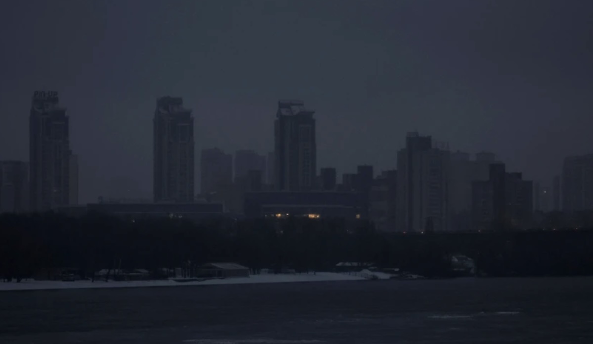 Понад півмільйона людей виїхали з Києва через наслідки ударів РФ по енергетиці