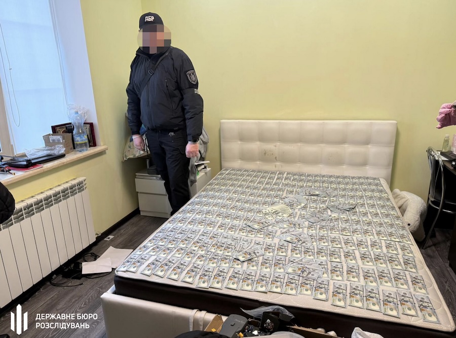 Українського військового затримали на Донеччині за торгівлю зброєю. У його будинку знайшли понад 500 безпілотників