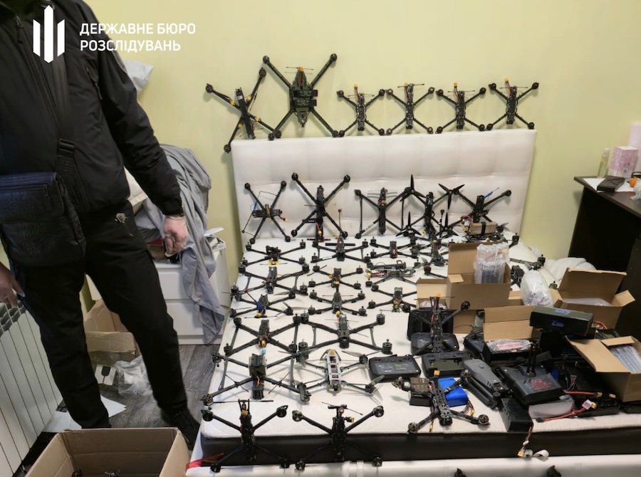Українського військового затримали на Донеччині за торгівлю зброєю. У його будинку знайшли понад 500 безпілотників