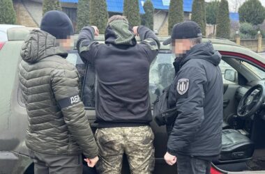 Українського військового затримали на Донеччині за торгівлю зброєю. У його будинку знайшли понад 500 безпілотників