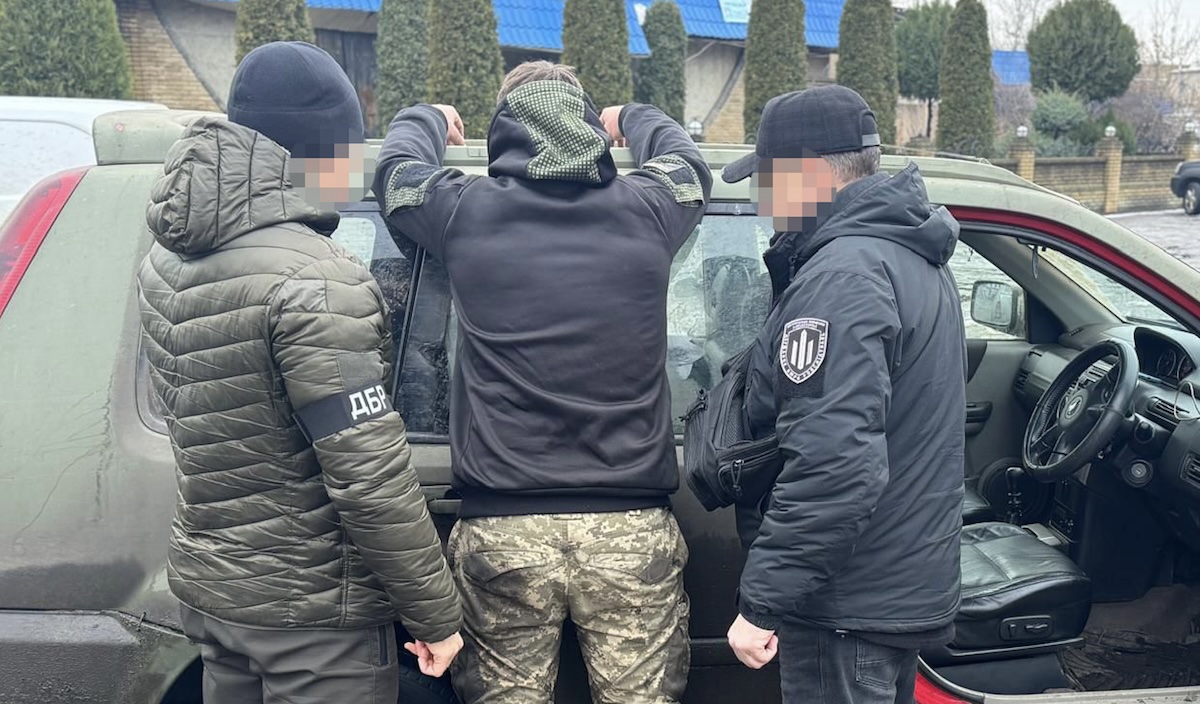 Українського військового затримали на Донеччині за торгівлю зброєю. У його будинку знайшли понад 500 безпілотників