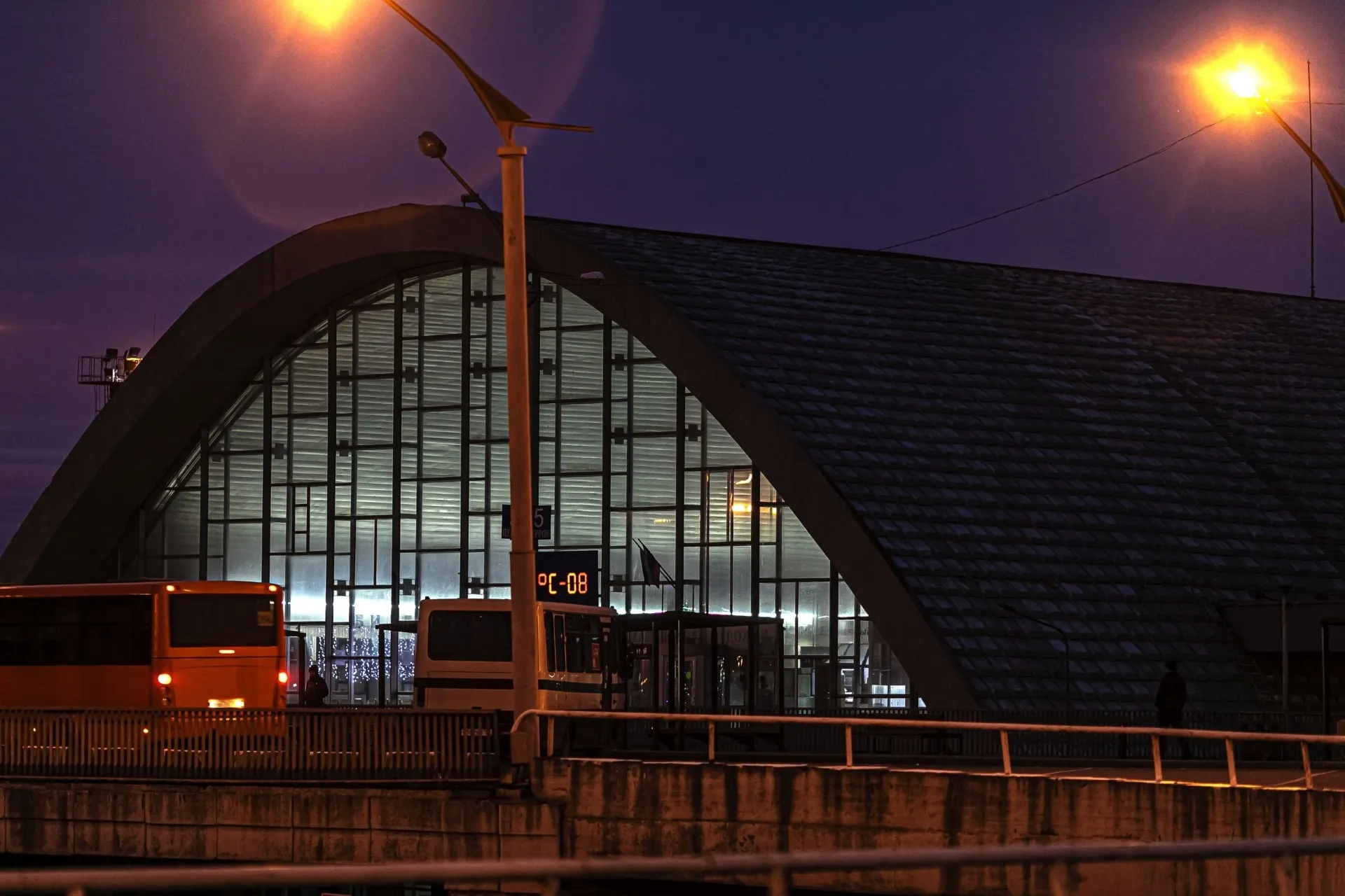 У мережі з’явилися фото, як окупований Луганськ занурюється в ніч