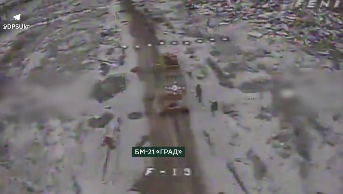 Прикордонники показали кадри знищення танка та ураження “Града” росіян під Костянтинівкою