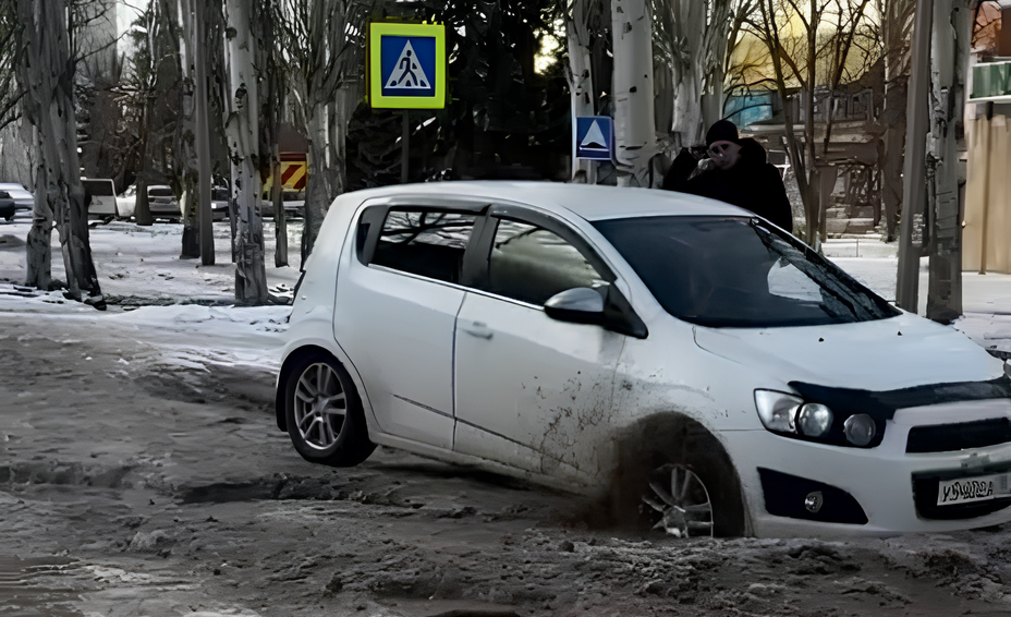 Водії не можуть виїхати з кварталу Комарова в Луганську: в дворі прорвало каналізацію, через що дороги обледеніли