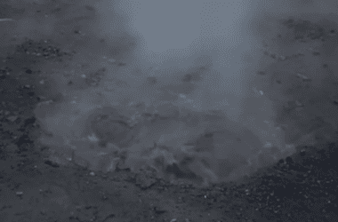 В Алчевську в мешканців одного з районів немає опалення &mdash; у дворі утворилась яма з окропом