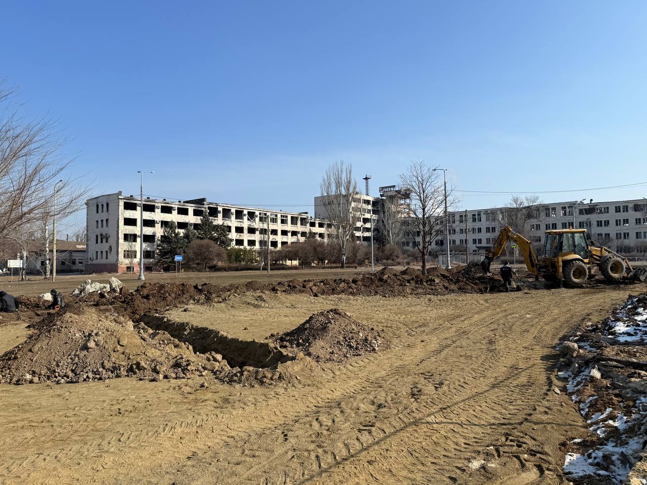 У Маріуполі загрожують мешканці, яка показала правду про “відновлення”