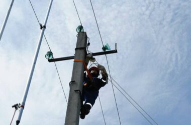 Негода залишила без світла майже 2 тисячі домівок на окупованій Луганщині