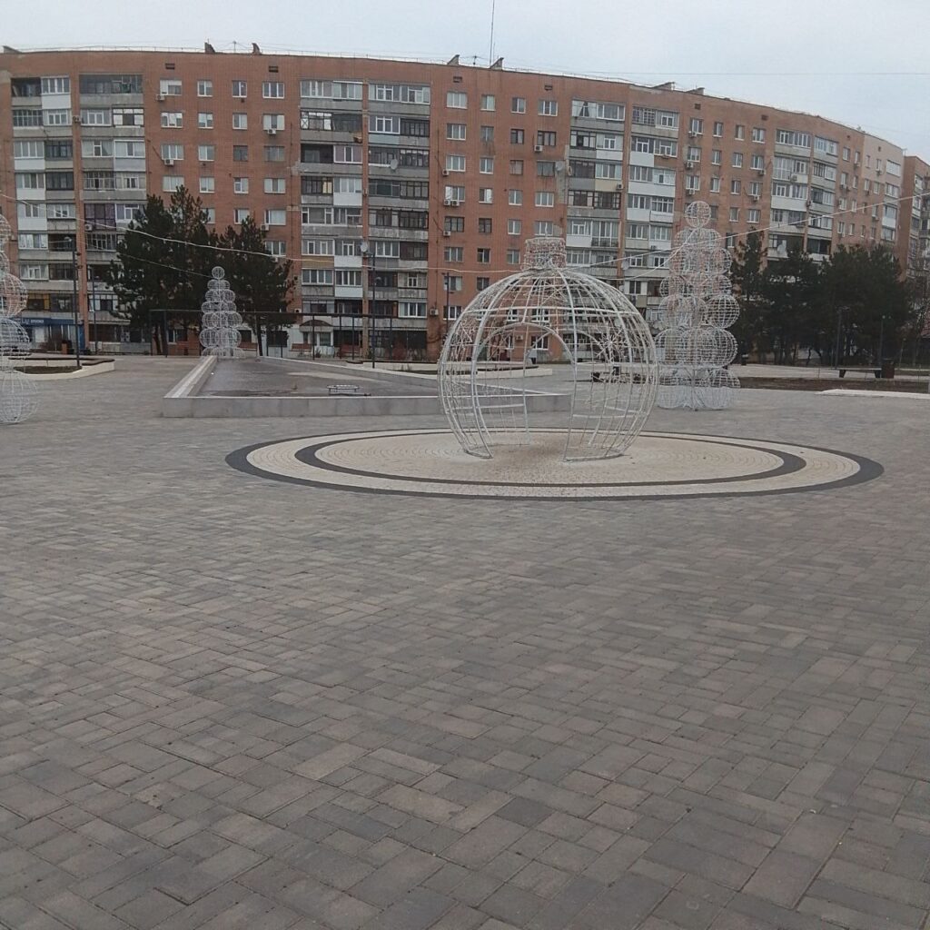 Прикраси поставили, а каналізацію забули. Луганчани вимагають відремонтувати колектор на городку заводу ОР