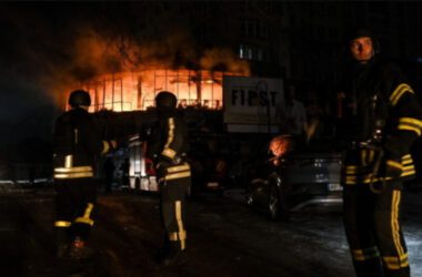 У Запоріжжі внаслідок атаки дронів пошкоджено житлові будинки та торговельний центр: фото