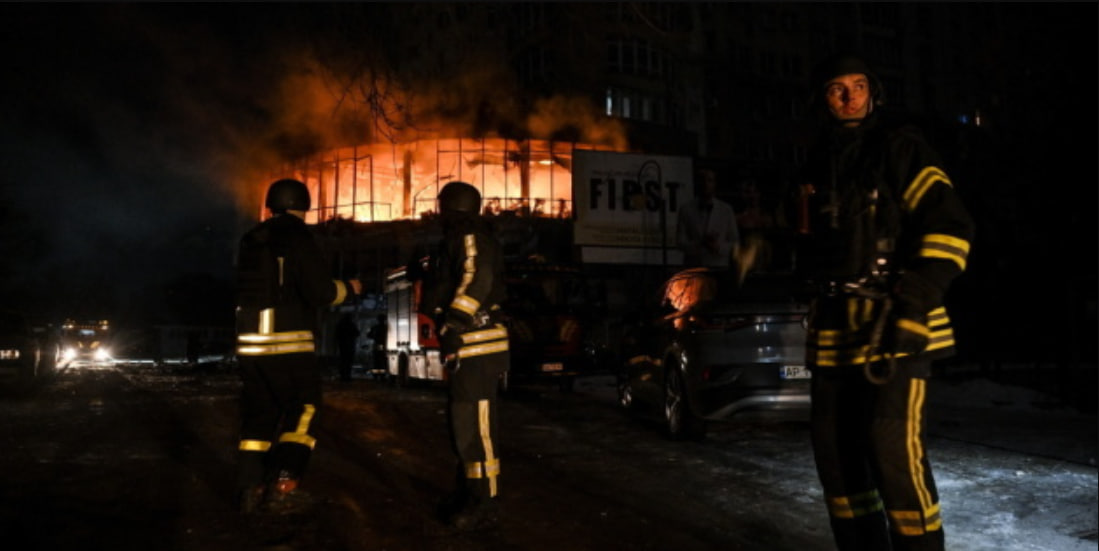 У Запоріжжі внаслідок атаки дронів пошкоджено житлові будинки та торговельний центр: фото