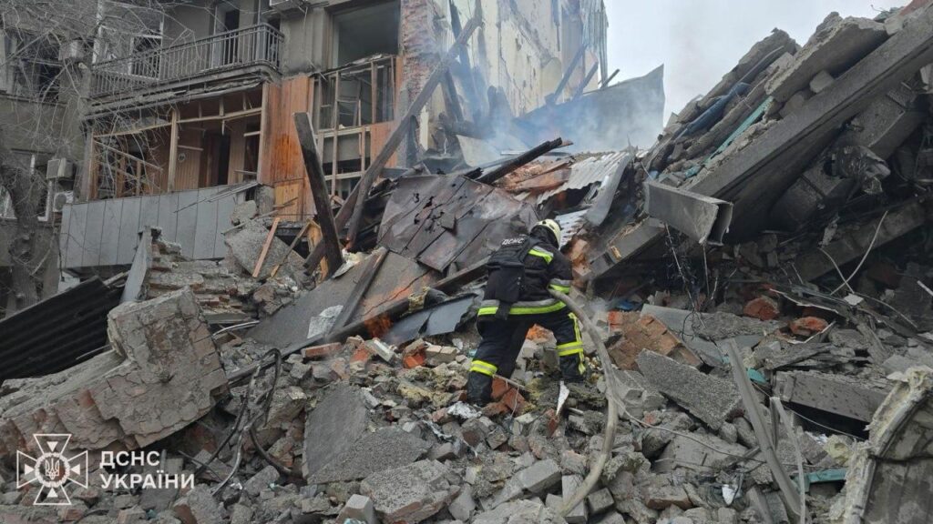 Ракетний удар по центру Харкова: 30 поранених, серед них немовля, тривають пошуки під завалами