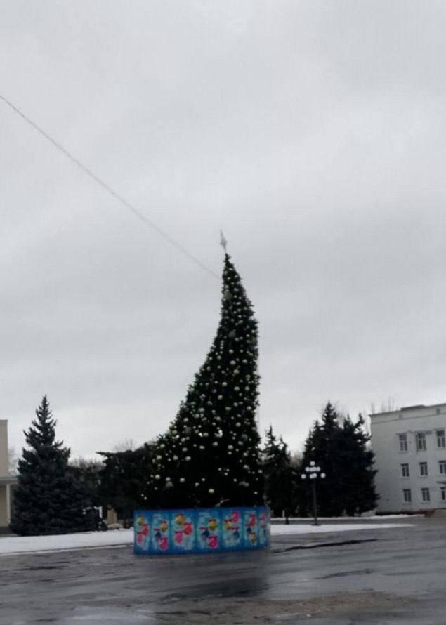 В окупованому Сокологорську слідом за Луганськом &laquo;здуло&raquo; головну ялинку
