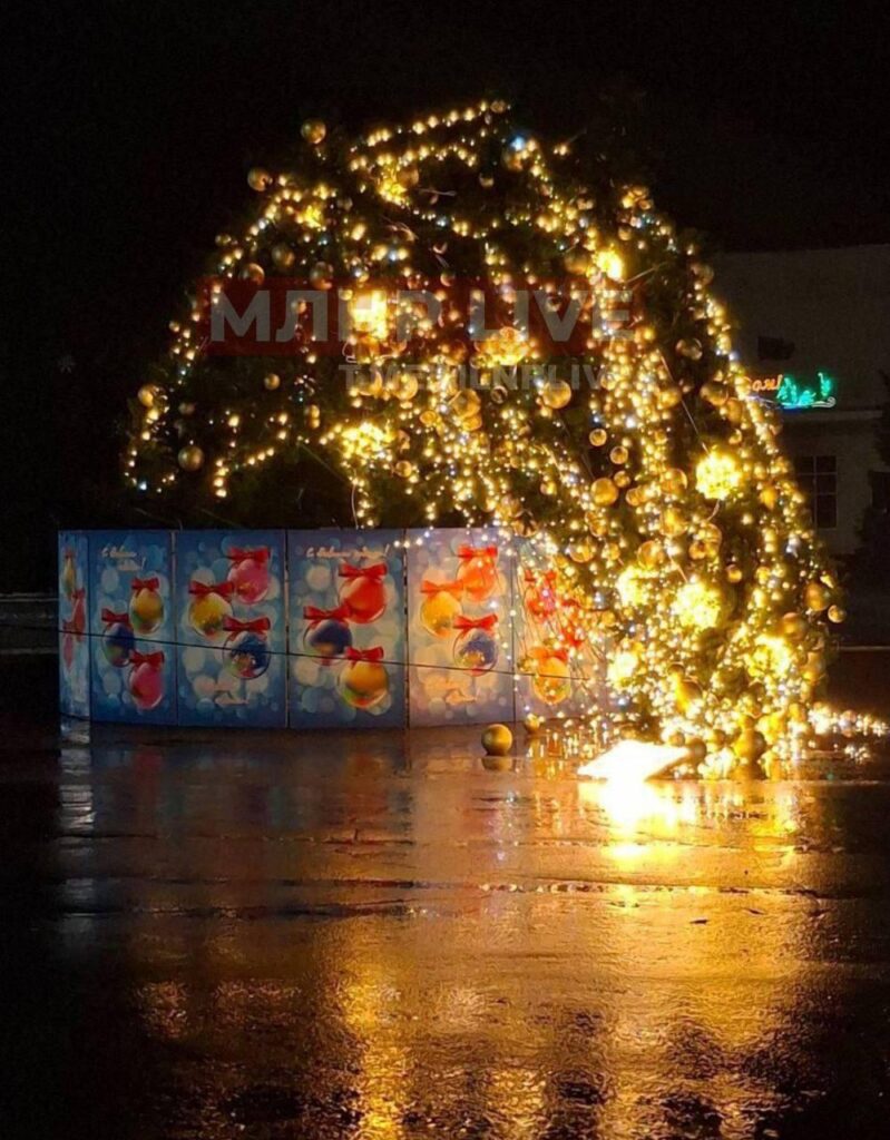 В окупованому Сокологорську слідом за Луганськом &laquo;здуло&raquo; головну ялинку