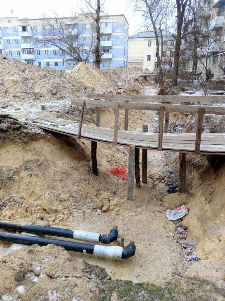 Розрили яму та поїхали. Жителі Сіверськодонецька показали, як у місті ремонтують опалення