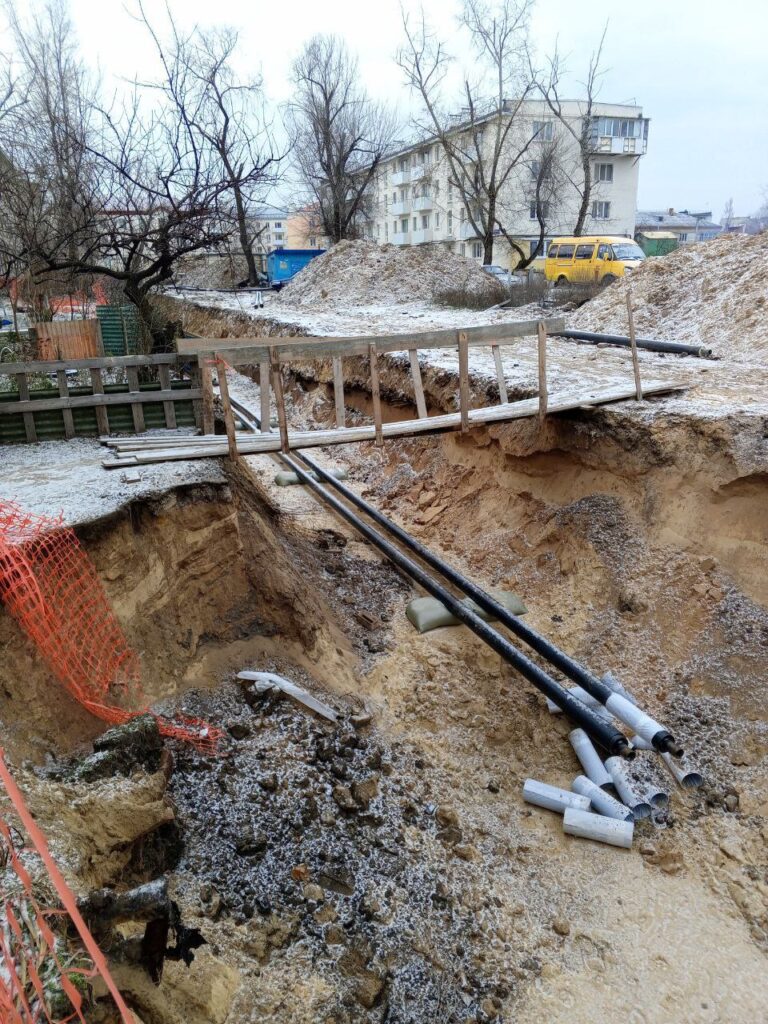 Розрили яму та поїхали. Жителі Сіверськодонецька показали, як у місті ремонтують опалення