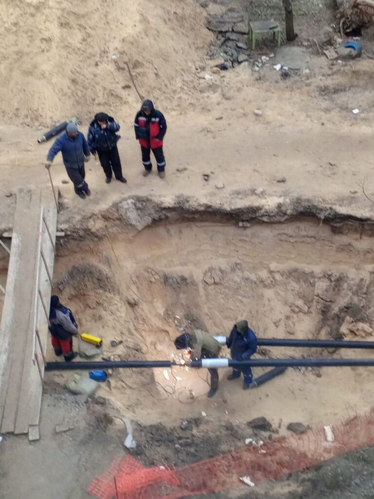 Розрили яму та поїхали. Жителі Сіверськодонецька показали, як у місті ремонтують опалення