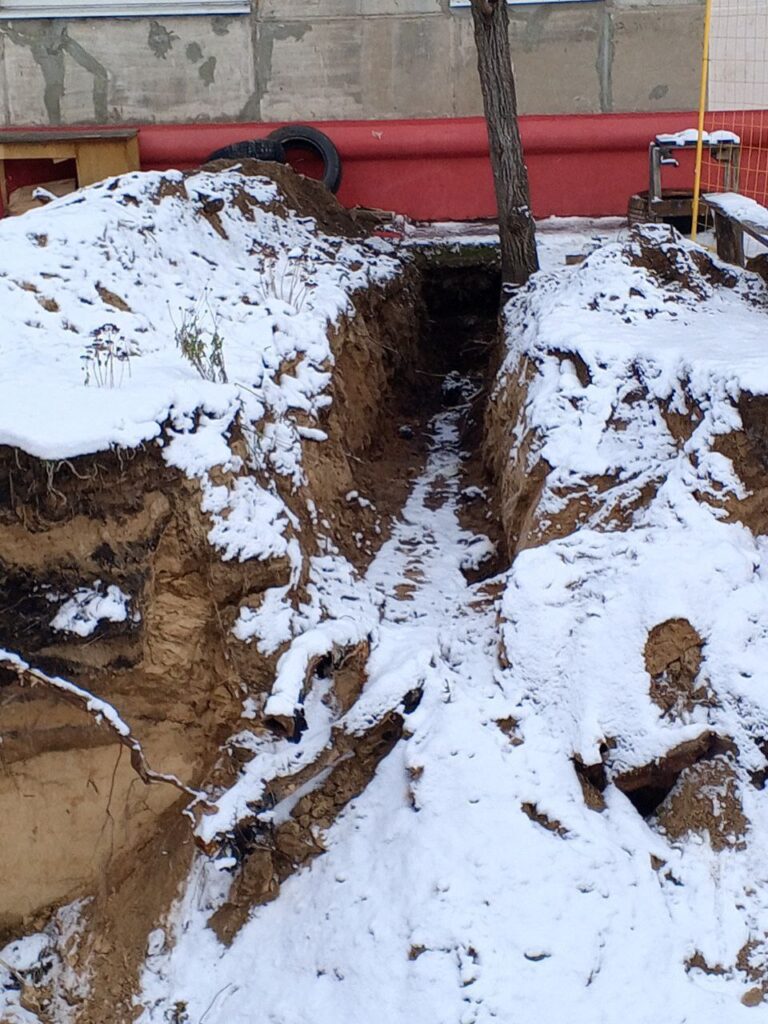 Розрили яму та поїхали. Жителі Сіверськодонецька показали, як у місті ремонтують опалення