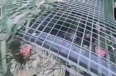 На одному з напрямків фронту українські військові знищили автомобіль типу “буханка”, в якому перебували російські окупанти: відео