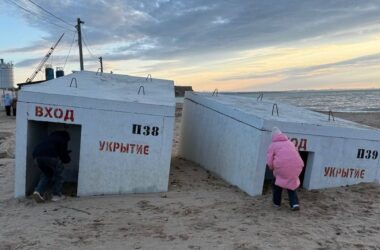 У Криму розмило береги після шторму. Після цього укриття окупантів “сповзли в море”