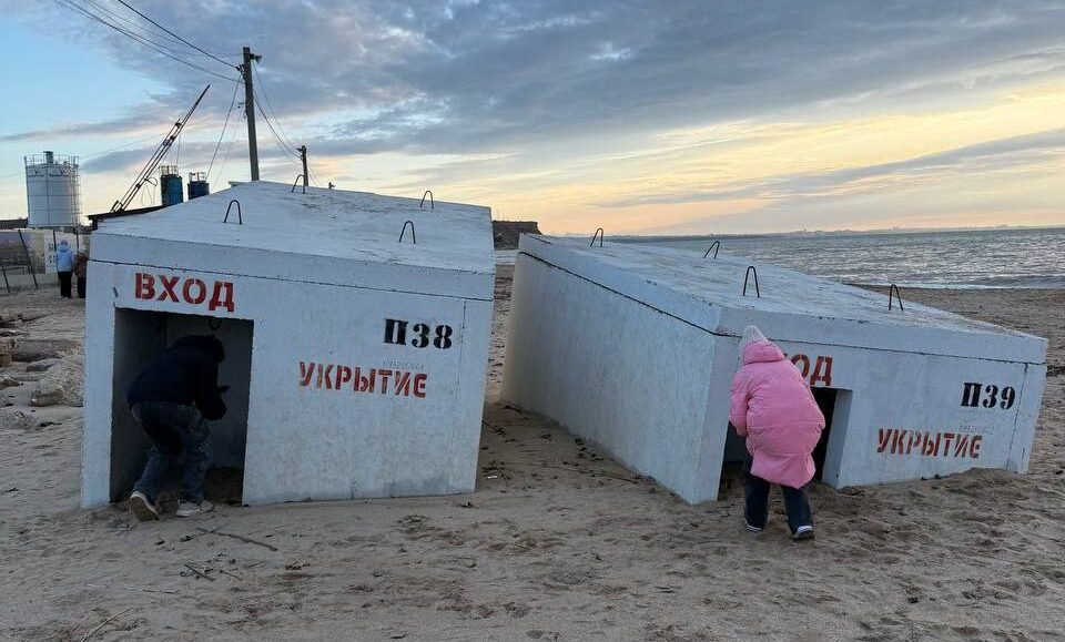 У Криму розмило береги внаслідок шторму. Після цього укриття окупантів “сповзли в море”