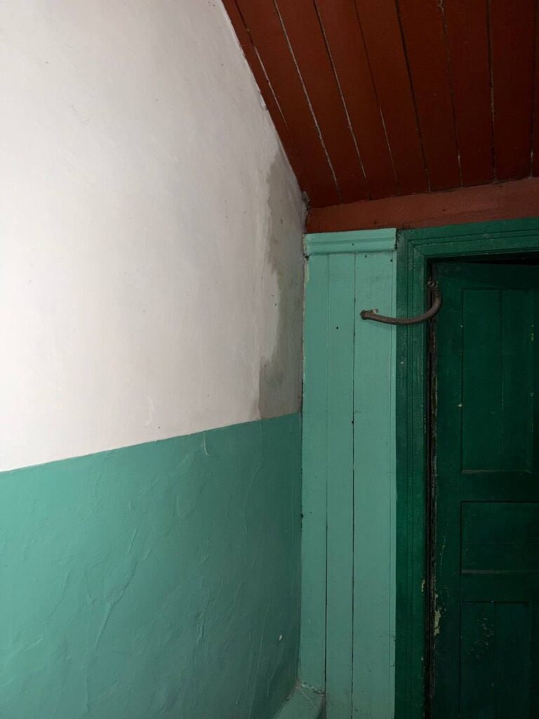 В одному з будинків у Донецьку залило проводку, мешканці залишились без опалення: фото, який вигляд має багатоповерхівка всередині