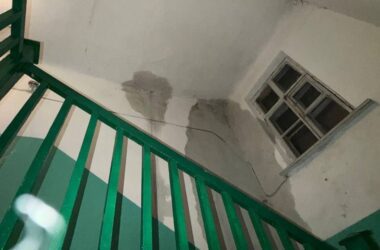 В одному з будинків у Донецьку залило проводку, мешканці залишились без опалення: фото, який вигляд має багатоповерхівка всередині