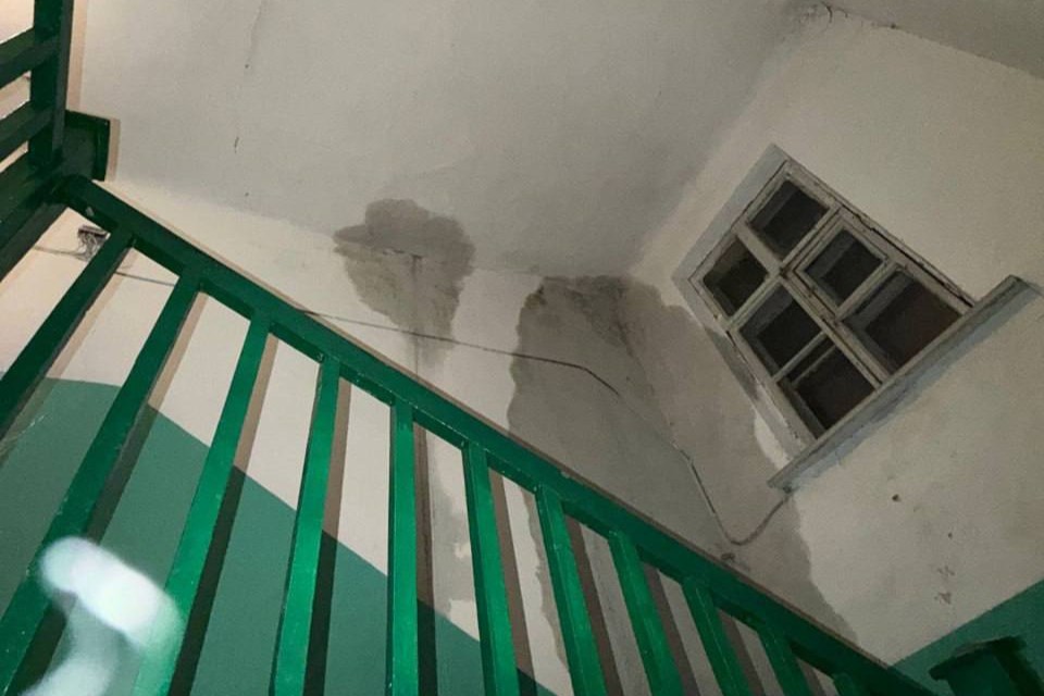 В одному з будинків у Донецьку залило проводку, мешканці залишились без опалення: фото, який вигляд має багатоповерхівка всередині