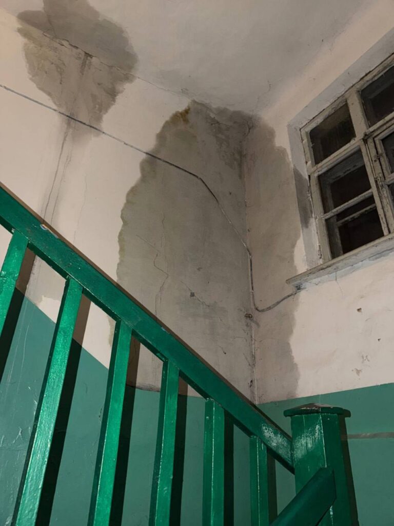 В одному з будинків у Донецьку залило проводку, мешканці залишились без опалення: фото, який вигляд має багатоповерхівка всередині