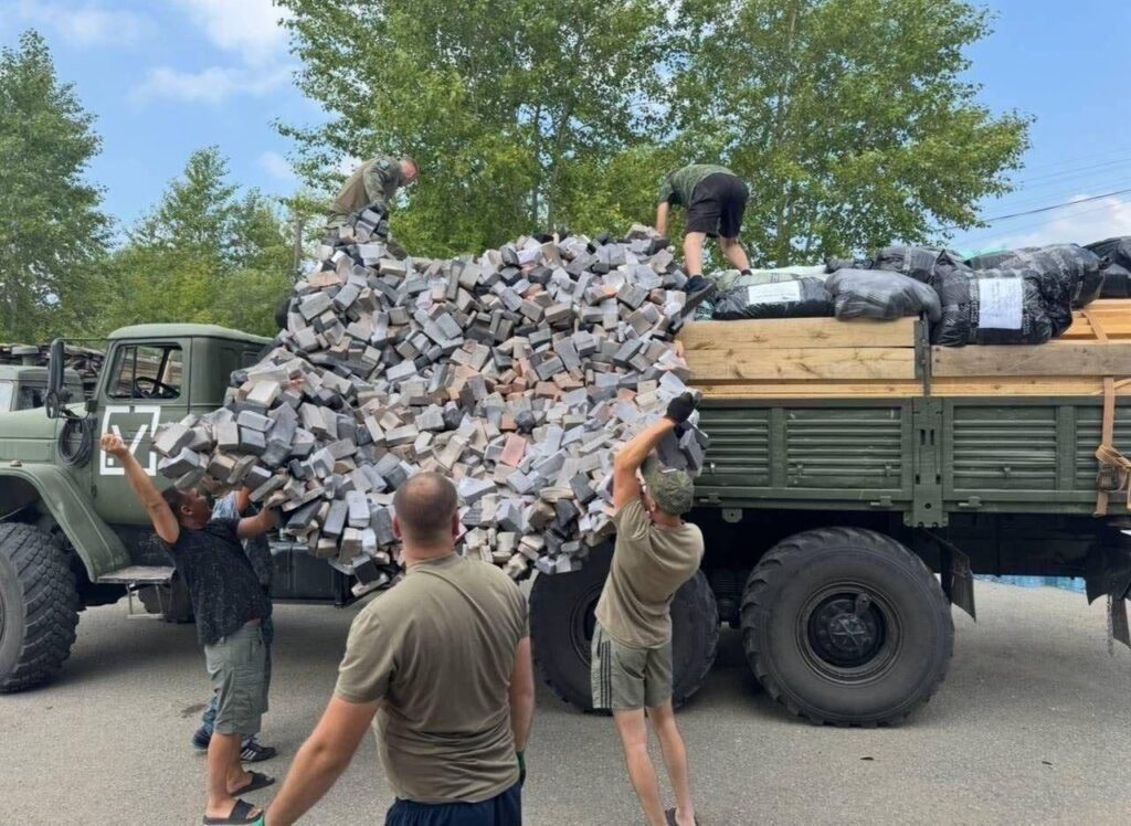Виглядає як купа цегли. Окупанти маскують міномети під завали зруйнованих будинків