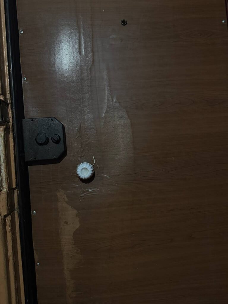 В Луганську в одному з будинків будівельники не закінчили ремонтні роботи даху: квартири почало затоплювати