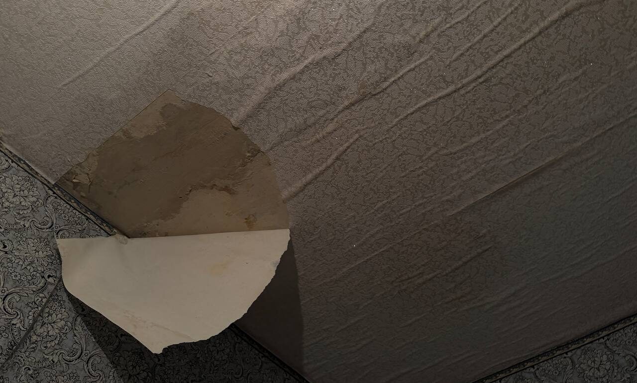 В Луганську в одному з будинків будівельники не закінчили ремонтні роботи даху: квартири почало затоплювати