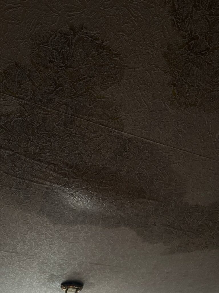 В Луганську в одному з будинків будівельники не закінчили ремонтні роботи даху: квартири почало затоплювати