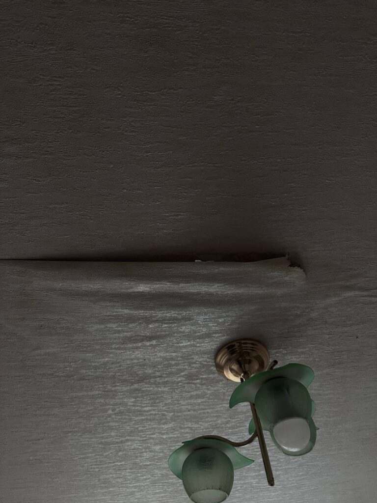 В Луганську в одному з будинків будівельники не закінчили ремонтні роботи даху: квартири почало затоплювати