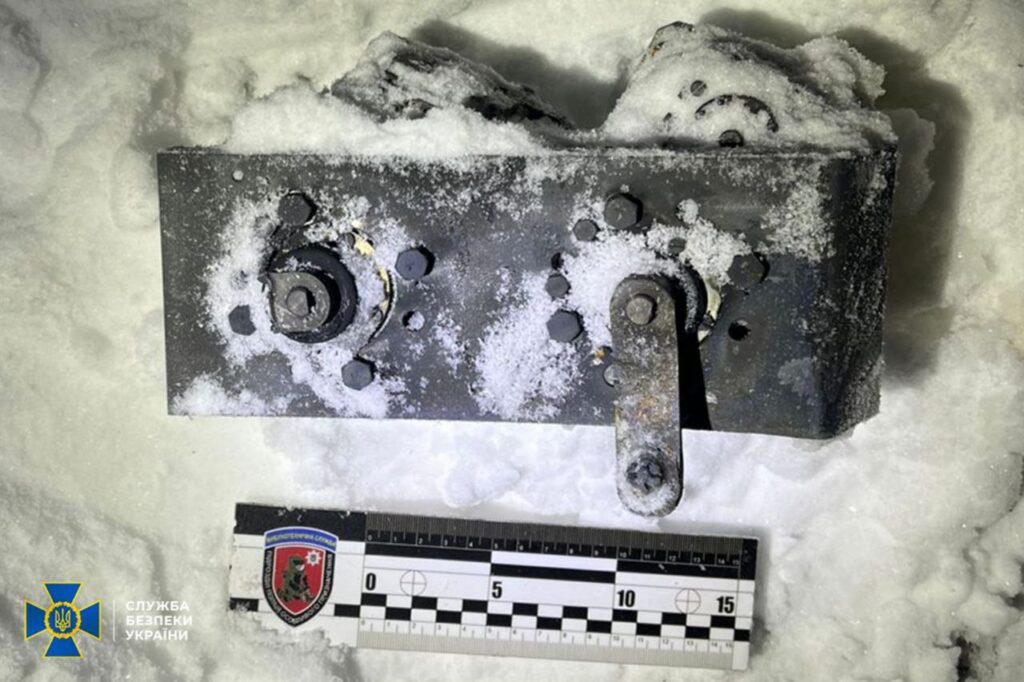 СБУ показали кадри уламків ракети “Орєшнік”, якою атакували Львівщину