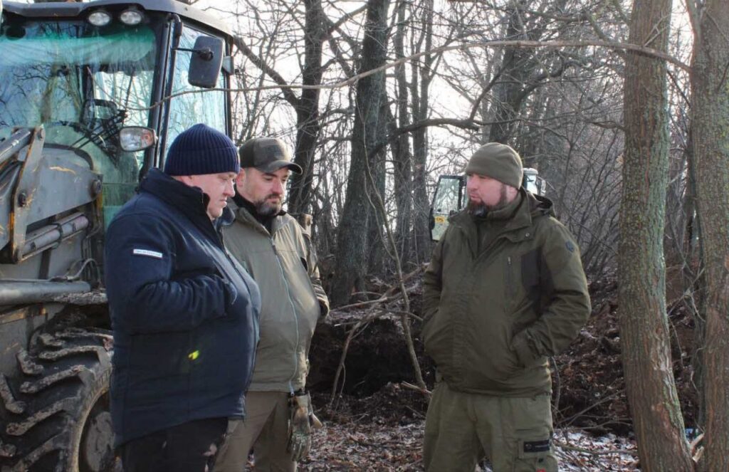 Комунальні служби окупованих громад Луганщини залучають до будівництва фортифікацій на фронті
