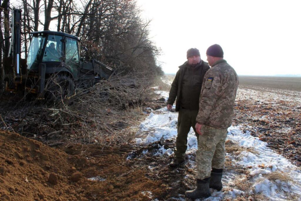 Комунальні служби окупованих громад Луганщини залучають до будівництва фортифікацій на фронті