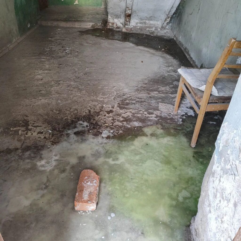 У Макіївці будинок тоне в каналізаційних стоках, водоканал не реагує &mdash; місцеві мешканці
