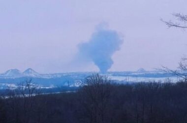 “Готуйтеся до найгіршого”: жителі Антрацита та навколишніх сел можуть залишитись без світла через пожежу на підстанції